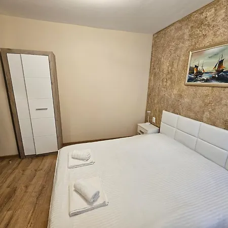 Central, Quiet And Modern With Private Parking Lejlighed Varna
