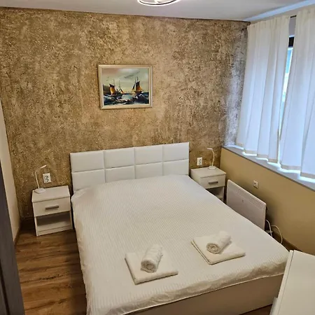 Central, Quiet And Modern With Private Parking Varna